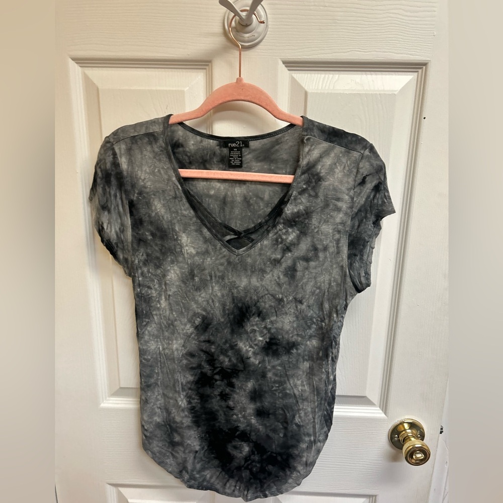 Rue21 Women's Black and Gray Tie-Dye Tee